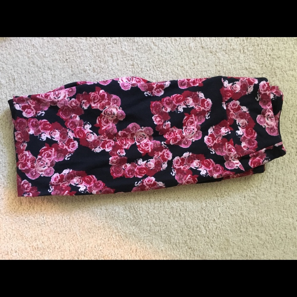 EUC LuLaRoe heart leggings OS. Worn once.